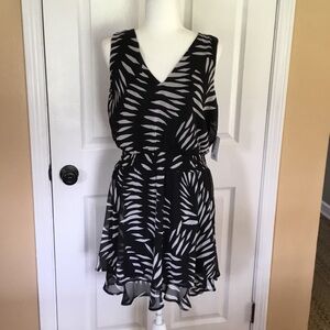 Nine West Black and Gray Sleeveless V-Neck Smocked Waist Flirty Dress